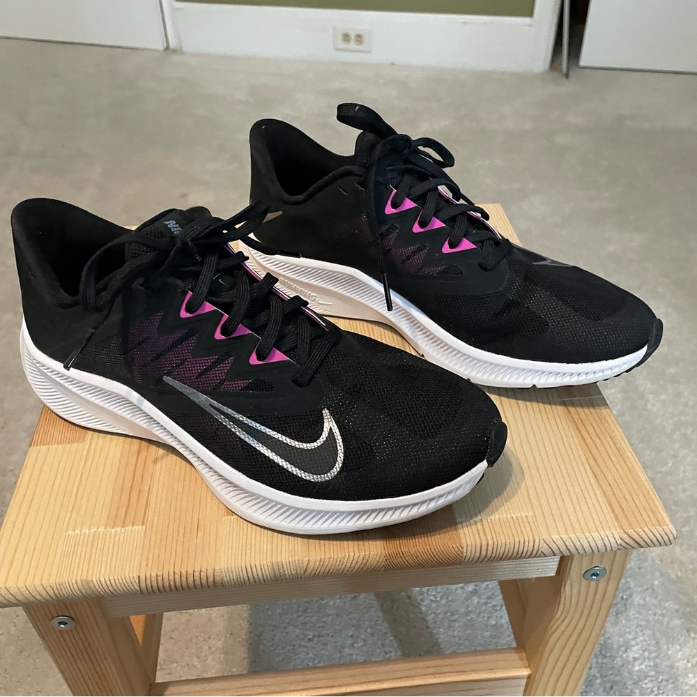 Nike Women's Quest Running shoe
